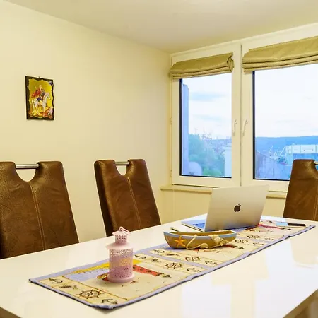 Centrally Located In Appartement *